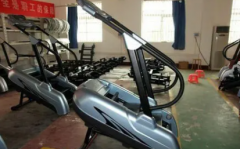 使用登山机健身时