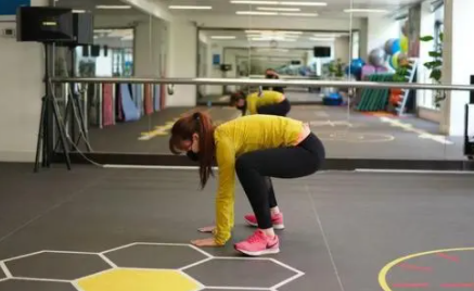 侧移动步健美操