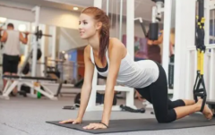 跪姿展示健美动作