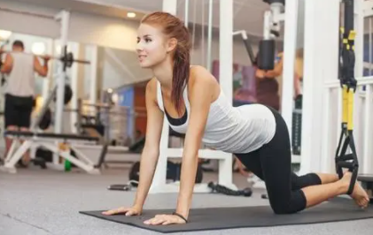 跪姿展示健美动作