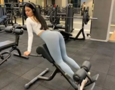 健美练腿女担忧长