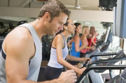 健美队员肌肉训练