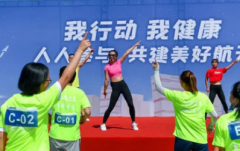 进行健美准备工作健美前看身体状态