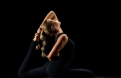 根据健美操正踢腿健美简单拉伸动作